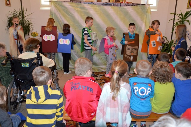 Dzieciaki z Malców dały przedstawienie, które oglądali mieszkańcy Domu Pomocy Społecznej i przedszkolaki.