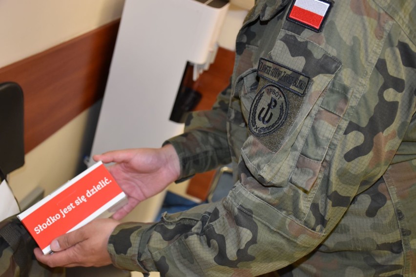 Ozdrowieńcy w mundurach oddają krew. Są wśród nich żołnierze ze Słupska