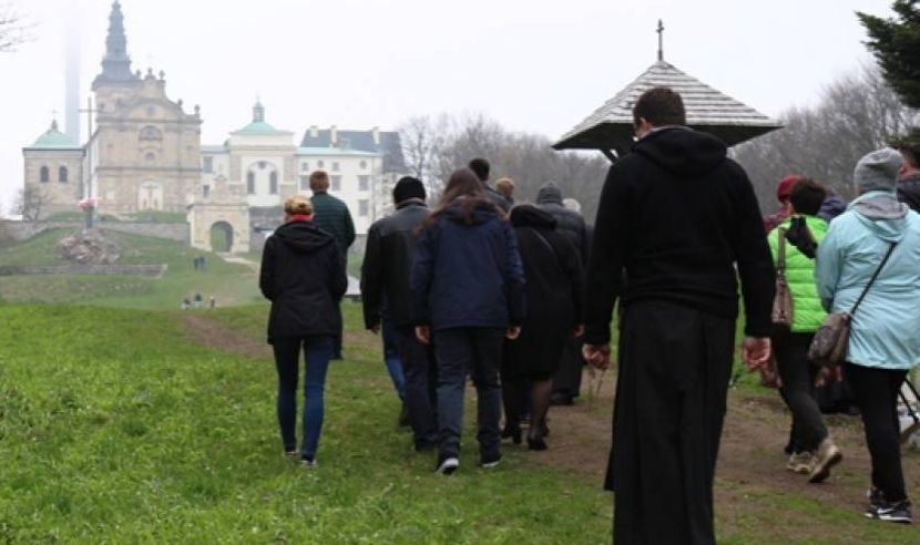 Nabożeństwo majowe przy grocie Matki Bożej na błoniach świętokrzyskich na Świętym Krzyżu. Ojcowie oblaci zapraszają [ZDJĘCIA]