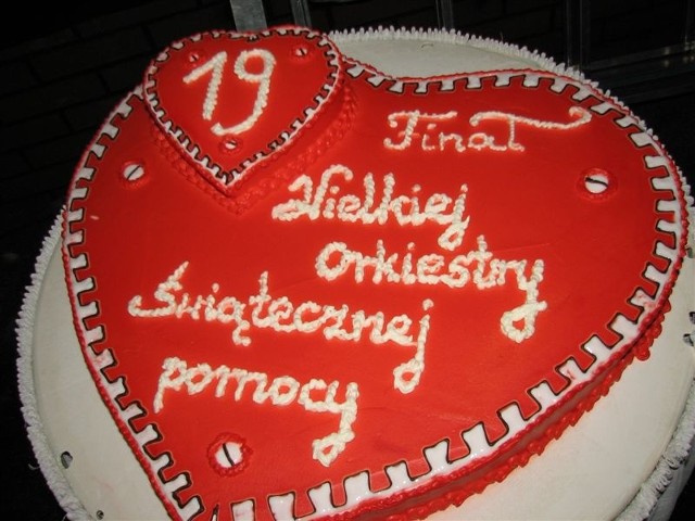 Taki tort wjechał na scenę w Ostrołęce. Oczywiście został sprzedany!