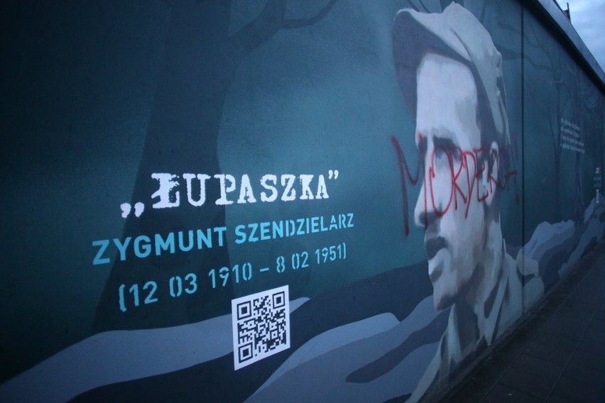 Napis "morderca" na muralu Żołnierzy Wyklętych w Gdańsku [ZDJĘCIA]