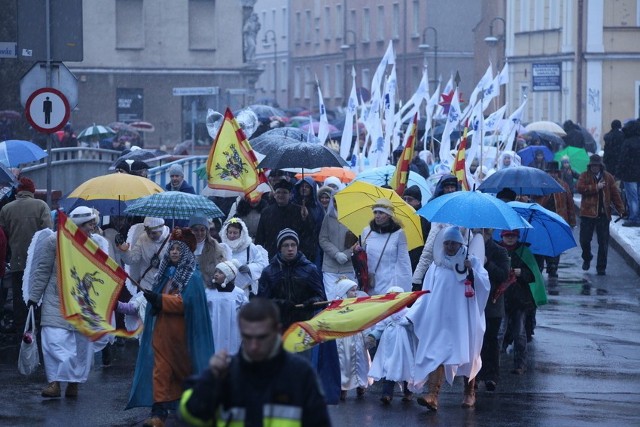 Mimo deszczu i zimna 1,5 tys. ludzi ze śpiewem kolęd maszerowało z katedry do &#8220;opolskiego Betlejem" w Szczepanowicach.