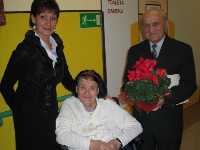Pacjentka Zofia Burghardt z mężem Władysławem i Barbarą Zych, kierowniczką placówki przy ulicy Dekutowskiego w Tarnobrzegu podczas obchodów Dnia Chorego.