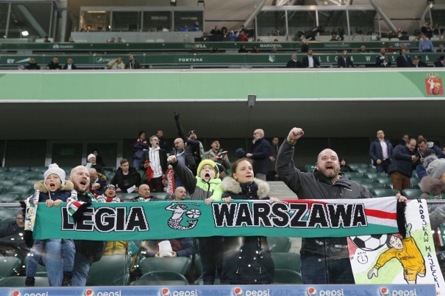 Legia Warszawa wysoko pokonała Jagiellonią Białystok w meczu 23. kolejki PKO Ekstraklasy. Stołecznych piłkarzy na trybunach stadionu przy Łazienkowskiej dopingował ponad 21 tys. kibiców. Zobacz ich zdjęcia, jak dobrze bawili się, gdy ich pupile wygrali 4:0.