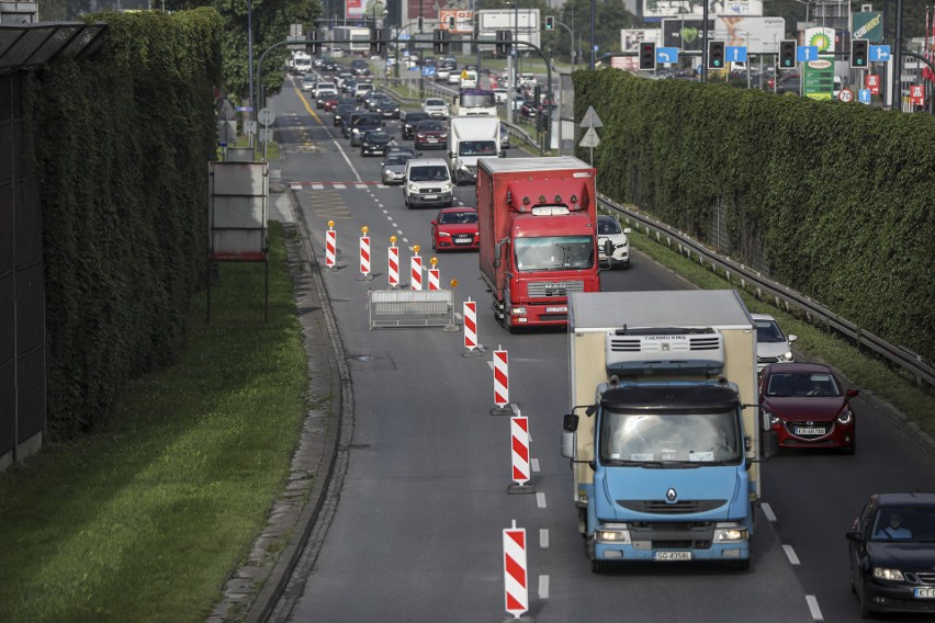 Uwaga kierowcy! Na ulicy Opolskiej w Krakowie tworzą się wielkie korki. Taka sytuacja będzie długo trwać