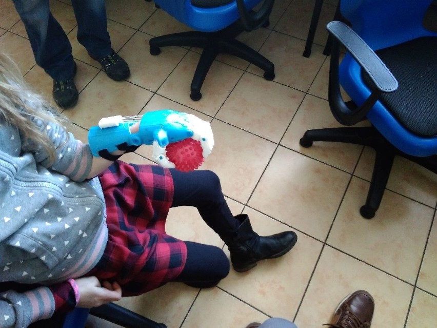 Uczniowie tarnobrzeskiego „Katolika” wydrukowali protezę 3D dłoni dla 10-letniej dziewczynki!