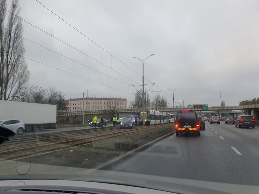 Samochód na torowisku na Gdańskiej i kłopoty komunikacyjnie...