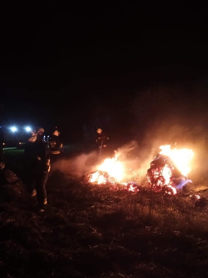 W gminie Wierzbica spaliły się baloty słomy na polu rolnika, konieczna była interwencja straży pożarnej