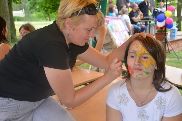 Artystyczne malowanie twarzy stanowiło jedną z wielu atrakcji podczas Dnia Dziecka w Baryczy.
