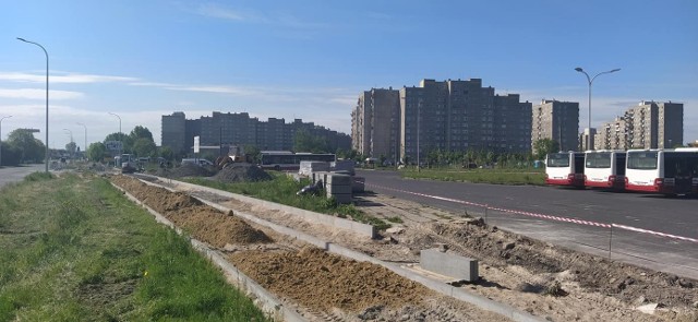 Prace przy budowie ścieżki wzdłuż ulicy Pużaka.