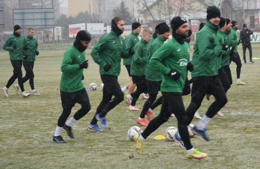 Śnieżny poniedziałkowy trening piłkarzy Radomiaka. W sobotę mecz z liderem tabeli, Lechem Poznań (ZOBACZ ZDJĘCIA)