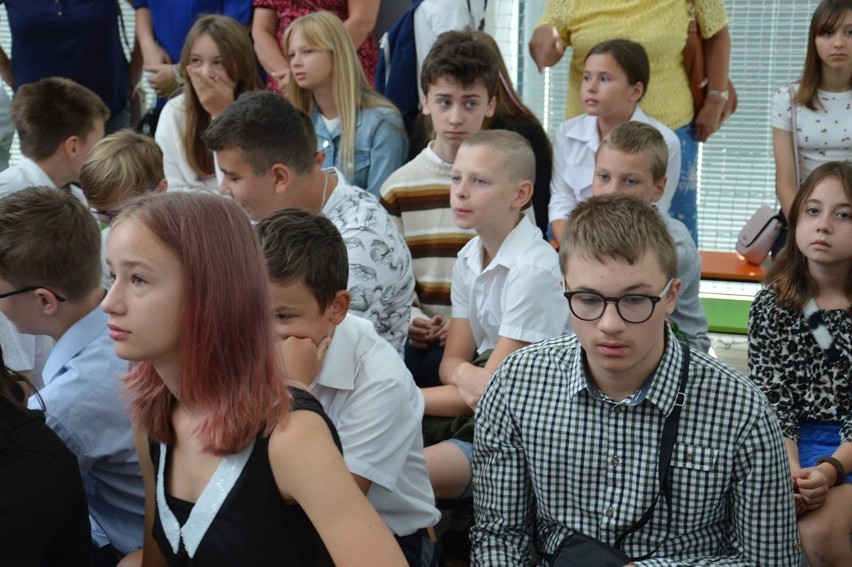 Nowy rok szkolny z życzeniami dla uczniów i nauczycieli w Stalowej Woli. Zobacz zdjęcia