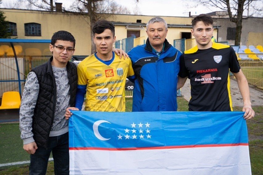 Hummel 4 Liga. Na mecz Neptuna Końskie z Orliczem Suchedniów przyjechali ambasadorzy Uzbekistanu. Zobaczcie zdjęcia i wideo