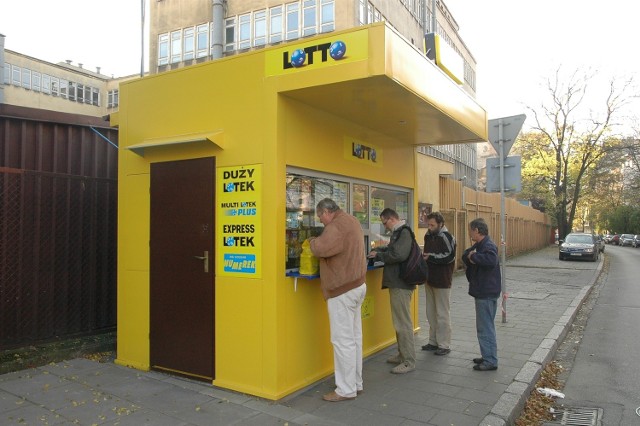 21.10 2008 krakow to to totolotek nowy kiosk lotto  punkt kolektura totalizatora sportowego u zbiegu ul. wroclawska _ ul. slaska fot. adam wojnar/polskapresse gazeta krakowska