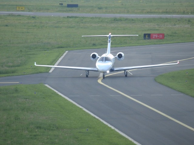 Na nowym lotnisku w Krośnie wylądował pierwszy samolot odrzutowy. Na pasie startowym pojawił się prywatny samolot Cessna Citation Jet M2. Zdaniem znawc&oacute;w lądowanie wymaga szczeg&oacute;lnych umiejętności, bo pas nie należy do długich. Samolot przyleciał z Gdańska. Na pokładzie był Sławomir Peszko z rodziną. Piłkarz Lechii Gdańsk przyleciał w rodzinne strony. Reprezentant Polski jest wychowankiem Nafty Jedlicze.Zobacz także: Samolot z Krosna spodobał się w Stanach Zjednoczonych. Spala tyle samo paliwa, co samoch&oacute;d&lt;script class=&quot;XlinkEmbedScript&quot; data-width=&quot;640&quot; data-height=&quot;360&quot; data-url=&quot;//get.x-link.pl/9b3904fc-6c22-5d7c-9821-d19440dc89d3,27b3ddbb-3b2e-f1c2-dc48-81170485d700,embed.html&quot; type=&quot;application/javascript&quot; src=&quot;//prodxnews1blob.blob.core.windows.net/cdn/js/xlink-i.js?v1&quot;&gt;&lt;/script&gt;