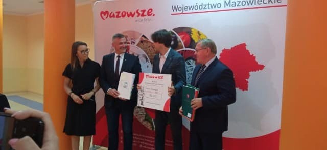 Umowy dotyczące dotacji prezentują Rafał Rajkowski, wicemarszałek Mazowsza (drugi od lewej) oraz Piotr Kozłowski, burmistrz Kozienic (drugi od prawej).
