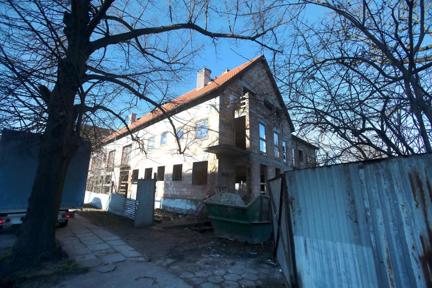 Ruina przy ul. Mickiewicza w Szczecinie straszy już osiemnaście lat! Co dalej z niedokończoną budową? [ZDJĘCIA]