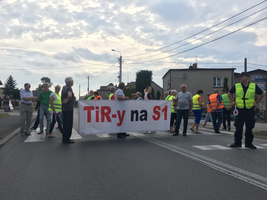 Protest na DK78 w Mierzęcicach: mieszkańcy blokowali drogę....