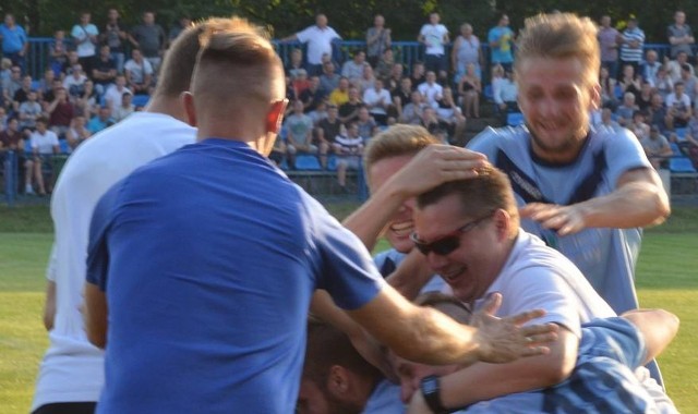 Unia Nowa Sarzyna zdobyła pierwsze punkty w tym sezonie. Beniaminek czwartej ligi pokonał na własnym stadionie Cosmos Nowotaniec. Zwycięstwo było jak najbardziej zasłużone.