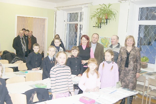 Szkoła w Mejszagołe. Z prawej Alfreda Jankowska, dyrektorka szkoły, w głębi ks. Jan. A. Radaszewski, proboszcz parafii w Konecku