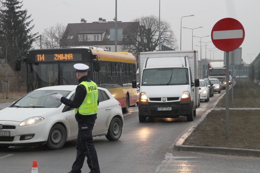 Karambol w centrum Kielc! Cztery samochody zderzyły się na skrzyżowaniu ulic Zagnańskiej i Okrzei (WIDEO, ZDJĘCIA)   