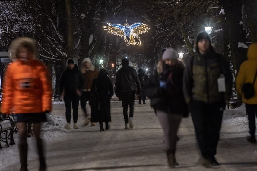 Migawki z zimowego Krakowa. Przyprószone śniegiem miasto wygląda bardzo romantycznie [ZDJĘCIA]