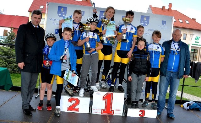W wyścigu w Daleszycach rywalizowało blisko stu młodych adeptów kolarstwa. Najlepszych nagradzał burmistrz Dariusz Meresiński.