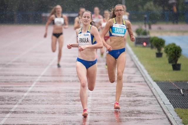 Oliwia Pakuła (z lewej) z Victorii Stalowa Wola poprawiła rekord Polski w biegu na 800 metrów w hali.