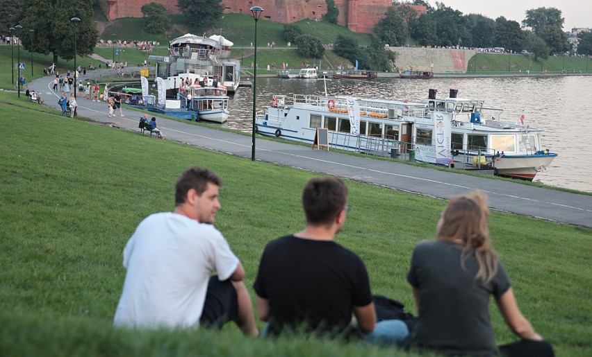 Forum Przestrzenie wieczorową porą. Ludzie, impreza i...