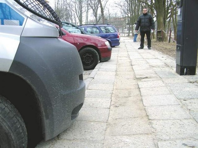 Parkując przy ul. Szarych Szeregów w Słupsku można zniszczyć zderzak