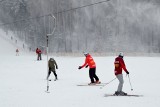 Wielu amatorów jazdy na nartach i łyżwach w poniedziałek 27 grudnia na stoku na Telegrafie w Kielcach. Zobaczcie zdjęcia i film