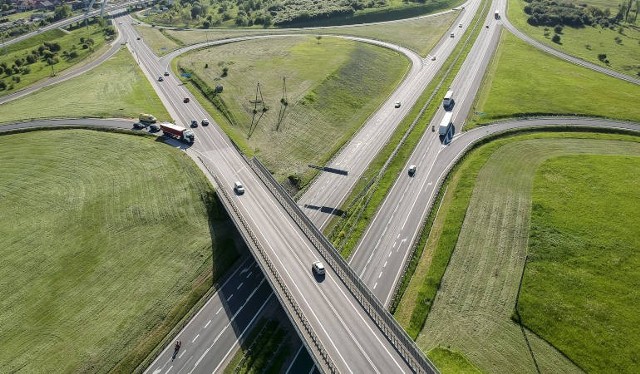 Podróżujący autostradą A4 pomiędzy Katowicami i Krakowem od dłuższego czasu mogą cieszyć się automatycznym poborem opłat za przejazd. Dotychczas najważniejszymi kwestiami, które łączono z takim sposobem płacenia był znacznie skrócony czas transakcji, unikanie stania w kolejkach na placach poboru opłat oraz spora oszczędność pieniędzy. W obecnej sytuacji, rosnącego zagrożenia związanego z pandemią koronawiursa, największą wagę podróżni przykładają jednak do swojego zdrowa oraz bezpieczeństwa. Odgórne zalecenia mówią o tym, że najrozsądniejszym wyjściem z sytuacji będzie pozostanie w domach. Co jednak, kiedy musimy się przemieścić? Dowiedz się jak zaplanować swoją podróż, by była ona bezpieczna dla Ciebie oraz Twoich najbliższych.