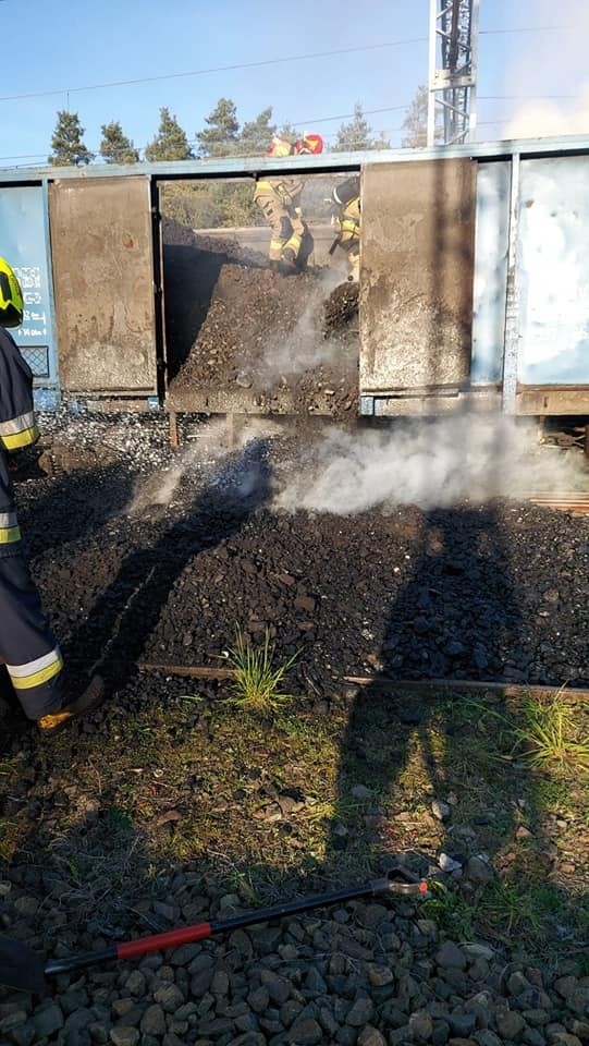 Pożar węgla w wagonach kolejowych w Suminie. Zobacz kolejne...