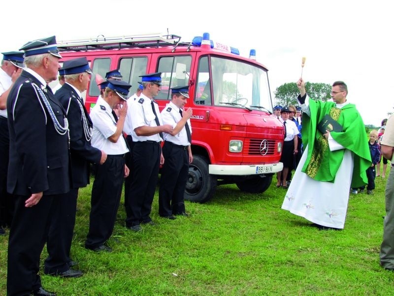 Nowy pojazd strażaków w Niewinie został wyświęcony