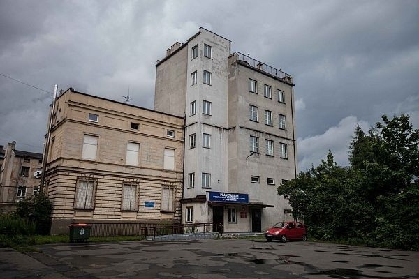 Planetarium mieści się w budynku przy ul. Pomorskiej 16.