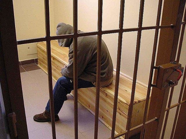 Po wytrzeźwieniu młody mężczyzna przewieziony został do Komendy Powiatowej Policji w Pyrzycach, gdzie postawiono mu zarzut, zagrożony karą do 10 lat pozbawienia wolności.