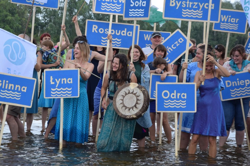 Na ciechocińskiej plaży protestowali wobec budowy zapory w Siarzewie [zdjęcia]