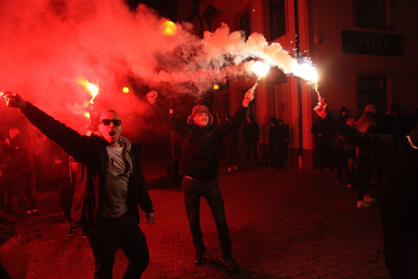 Sylwester 2019 w Tarnobrzegu. Tak witali Nowy Rok 2020 mieszkańcy. Zabawa była świetna  [ZDJĘCIA]