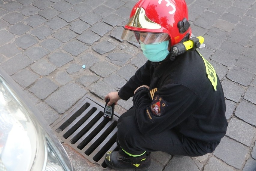 Smród na ulicy w centrum Wrocławia. Interweniowali strażacy (ZDJĘCIA)