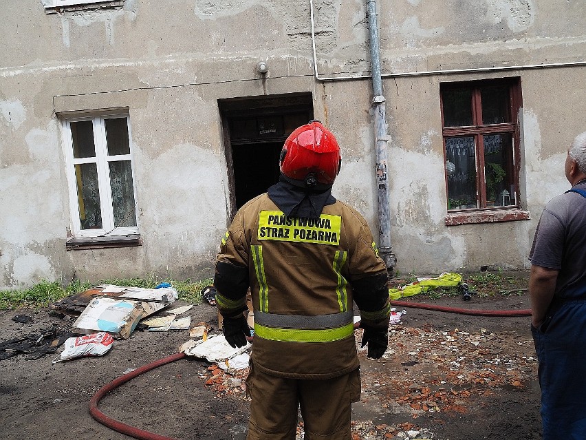 Łódź: Pożar przy ulicy Rzgowskiej. ZDJĘCIA. Ogień częściowo zniszczył jedno z mieszkań, szczęśliwie nikt nie ucierpiał. ZDJĘCIA