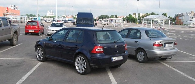 Tak parkują klienci przy sklepie Auchan przy ulicy Hetmańskiej