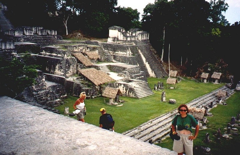Główny plac dawnego miasta Tikal w Gwatemali