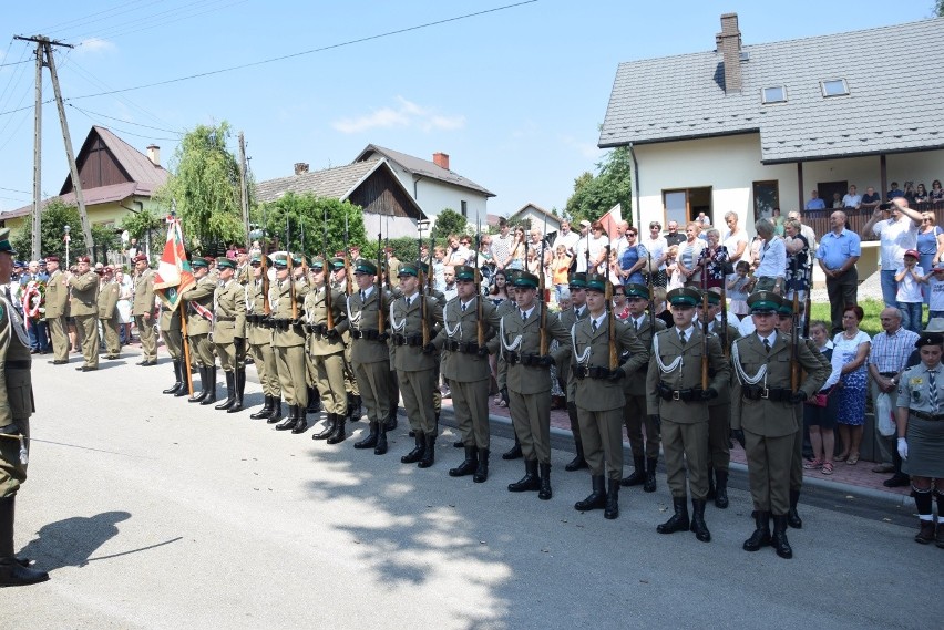 Hołd dla 30 ofiar pacyfikacji Radwanowic w miejscu kaźni hitlerowskiej. Wspomnienia bestialskiego mordu [ZDJĘCIA] 