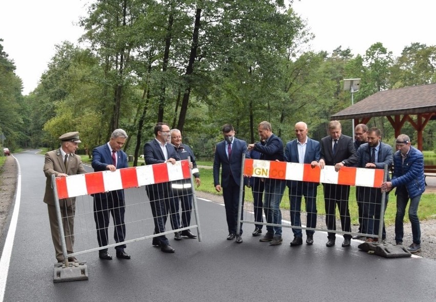 Tenczynek, Rudno. Droga powiatowa z wyjazdem z autostrady już gotowa. Prowadzi przez atrakcyjne tereny 