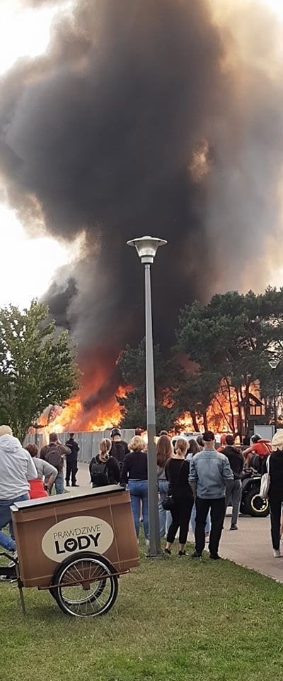 Pożar w Brzeźnie! Spłonęło byłe kowbojskie ranczo. Na miejscu pracowało siedem zastępów straży pożarnej