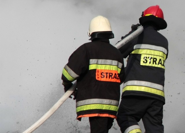 Strażacy musieli gasić pożar w budynku przy ul. Brzeźnej w Grudziądzu. Późnym wieczorem.