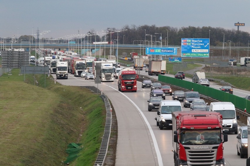 Przewrócony bus na autostradzie A4. Są duże utrudnienia 