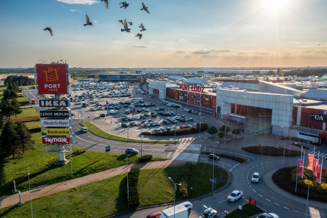 Dobry dojazd i duży bezpłatny parking to zalety, które doceni każdy kierowca.