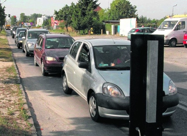 Na ulicy Klonowej, przed skrzyżowaniem z Orkana w Kielcach od dłuższego czasu ciągle powstają korki. Kierowcy skarżą się, że od ponad dwóch tygodni w tym miejscu drogowcy wcale nie pracują, a ulica jest całkowicie rozkopana i nieprzejezdna.