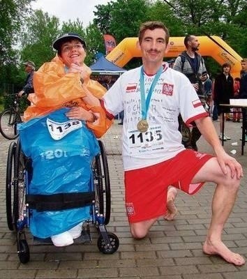 Paweł Mej z Boczkowa po raz kolejny biegł na boso, pchając wózek z niepełnosprawną Alicją Rogozik z Krakowa FOT. PAWEŁ SZELIGA
